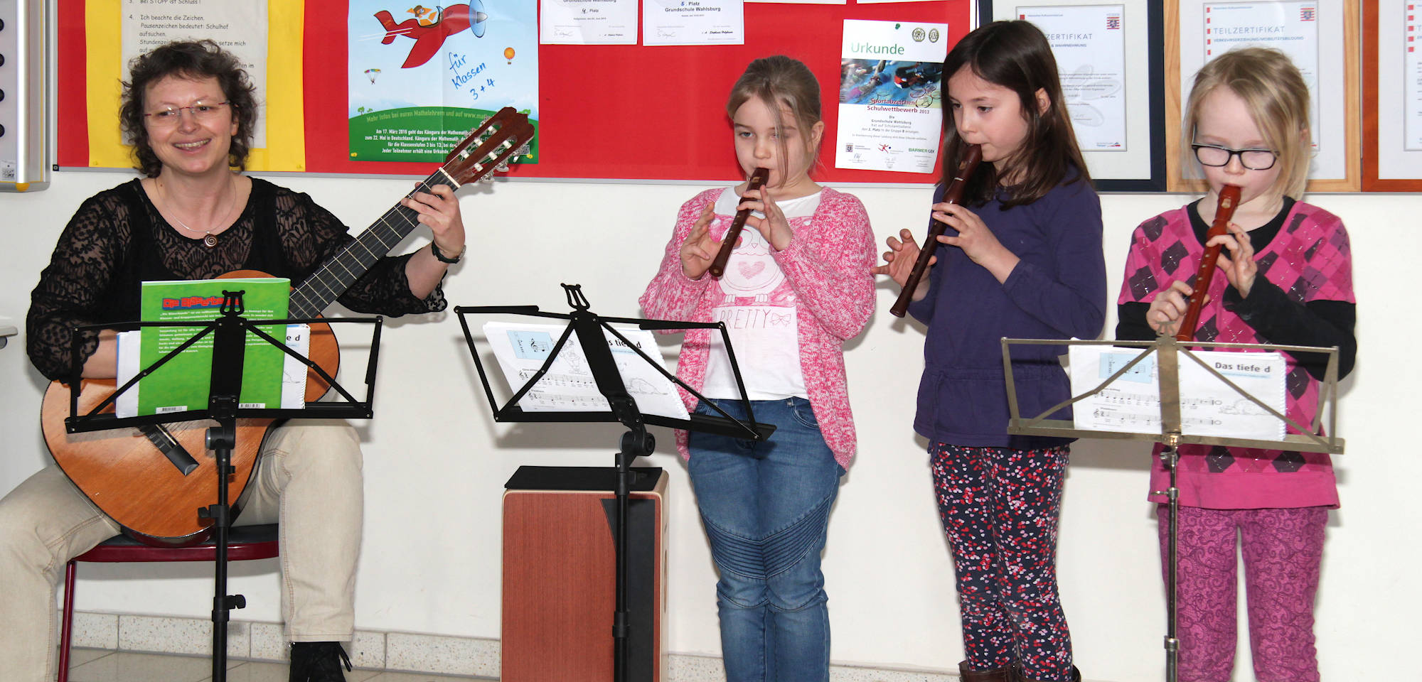 Musikschule Oberweser - Musikschullehrerin Angelika Bittner mit drei Flötenkindern